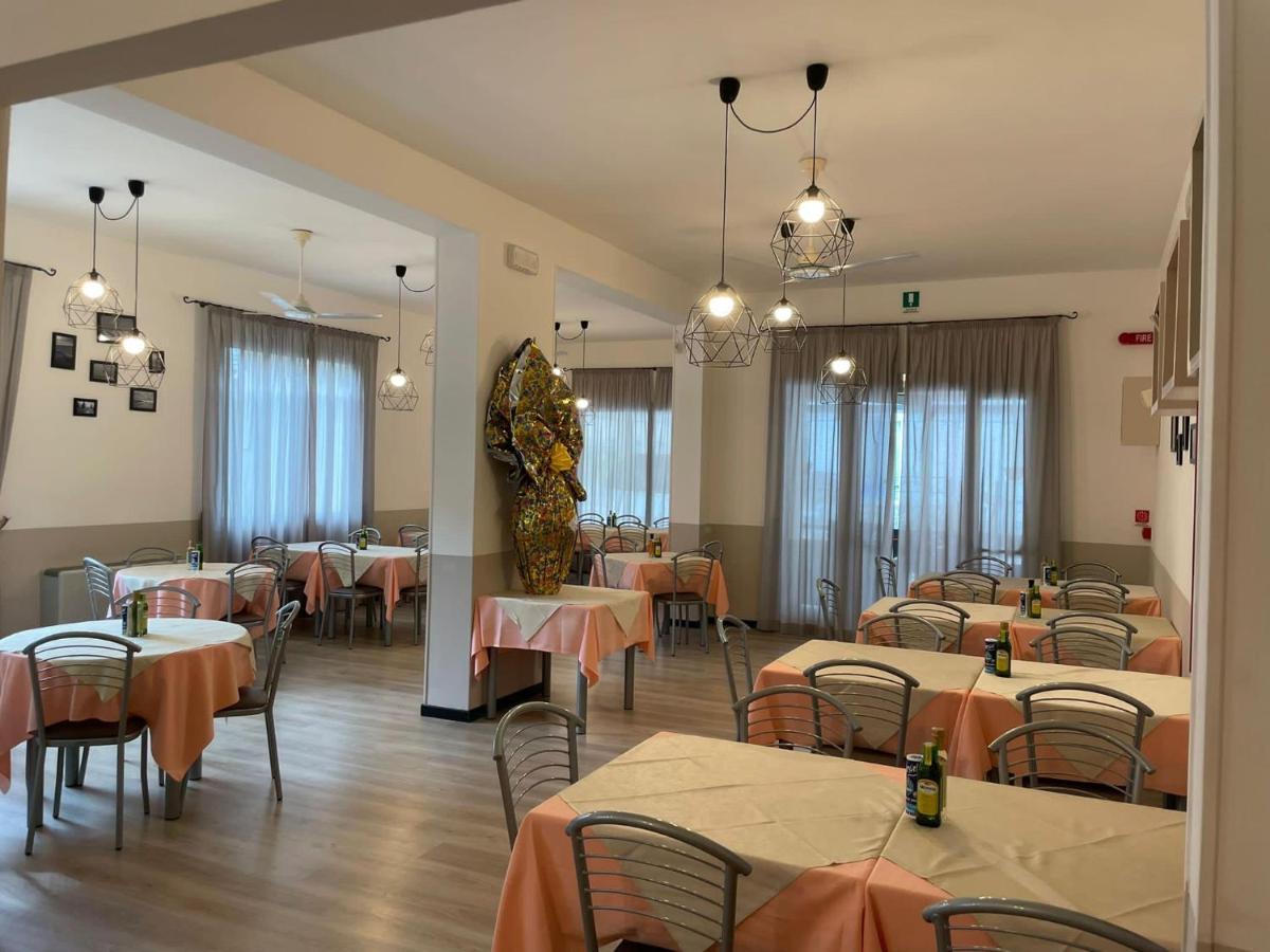 Hotel Vera Чезенатико Экстерьер фото